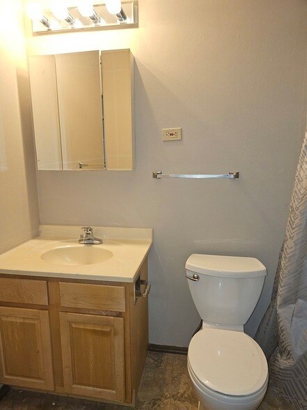 Building Photo - 1440 Getzelman Drive Unit 1E