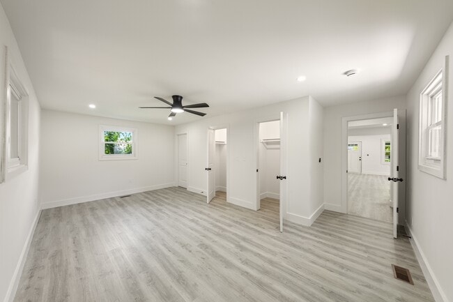 Foto del edificio - 2624 Woodbine Ave
