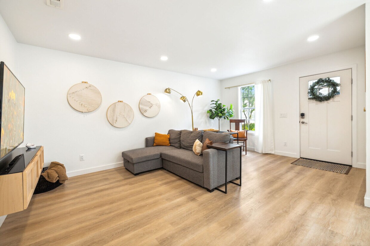 Foto principal - 2352 W Houston St