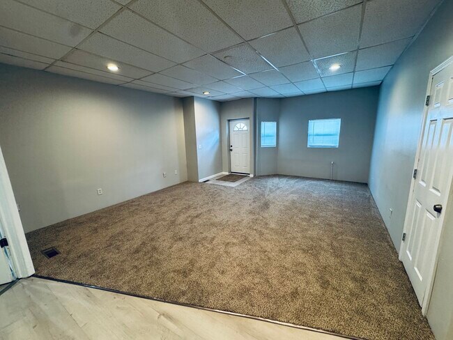 Foto del edificio - 351 W 8th St