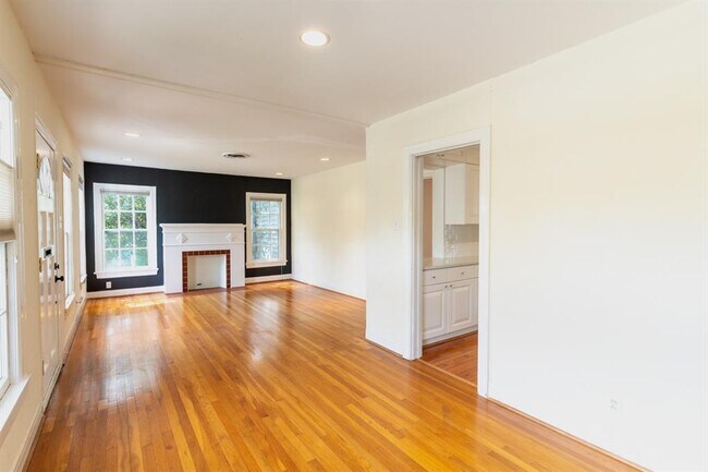 Foto del edificio - 915 E 38th St