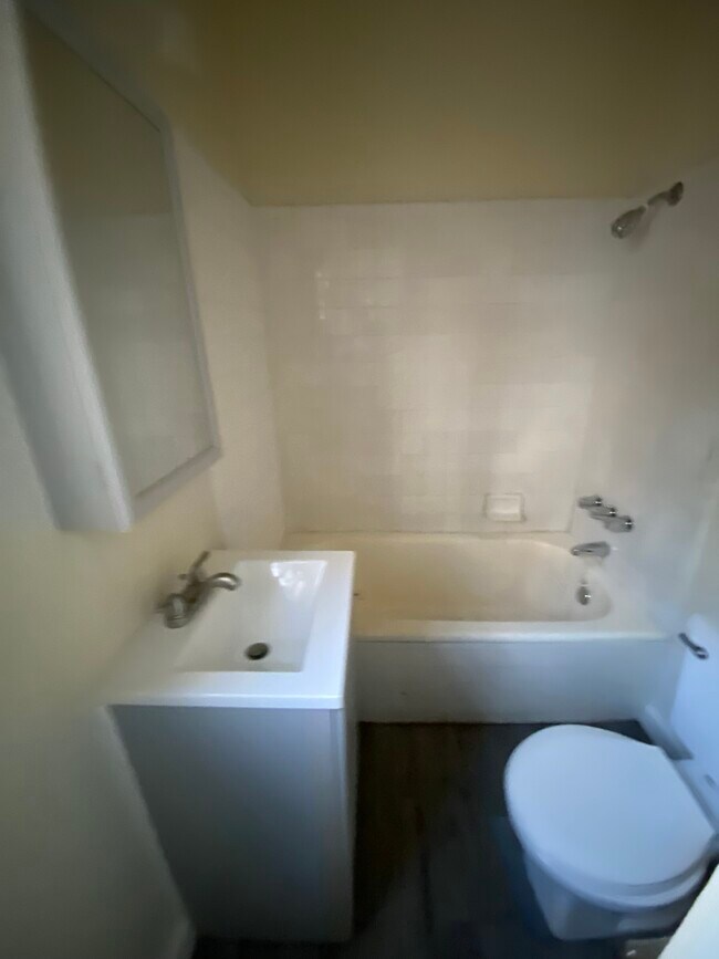 Building Photo - 948 Wilcox Ave