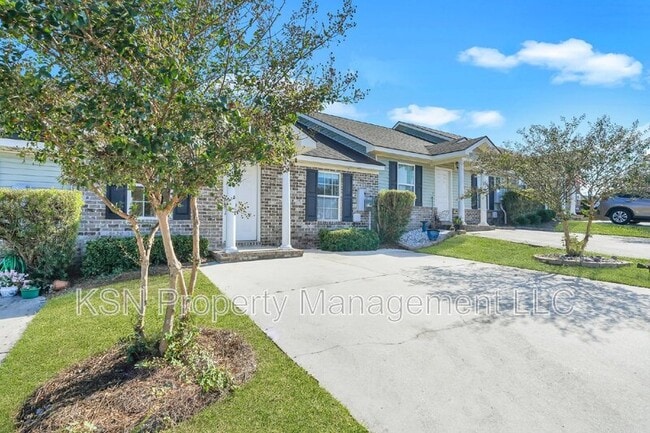 Building Photo - 305 Parade Ct