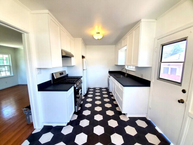 Kitchen - 4020 Bemis St