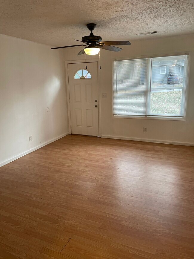 Sala de estar - 2267 Gary Ct NW