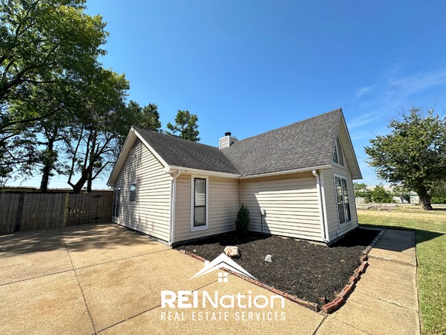 Building Photo - MEMPHIS MUST-HAVE! 3BR/2BA | Vaulted Ceilings & Rustic Fireplace | Fenced Yard!