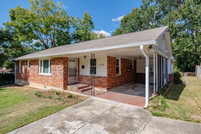 Building Photo - 1238 Lindenwood Ln NE