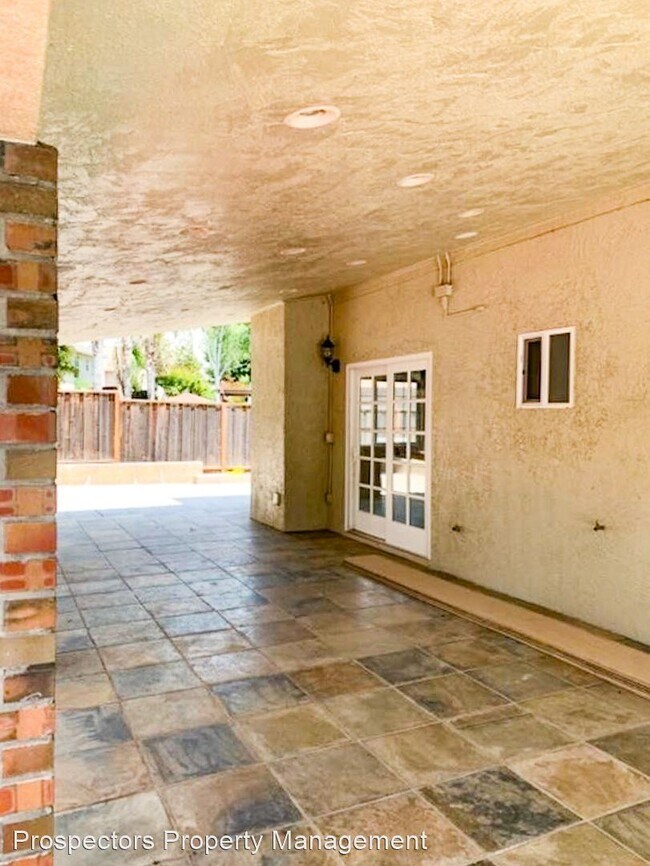 Building Photo - 4 br, 3 bath House - 15275 La Jolla Dr