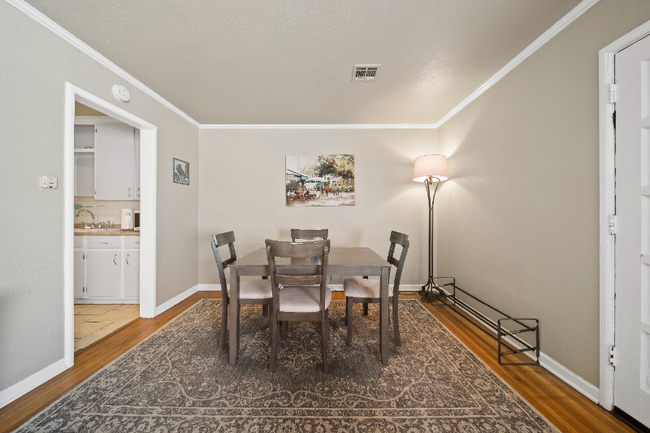 Foto del edificio - 1206 Oakwood Dr