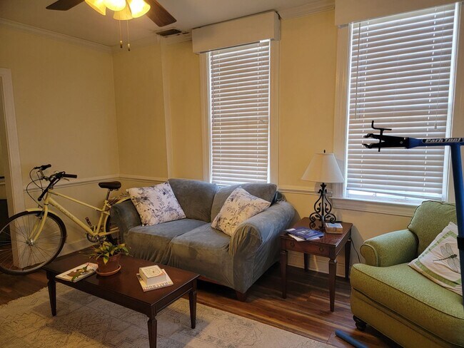 Foto del edificio - 2 bed / 2 bath w/Study on Wentworth St! ~ Available on May 30, 2025