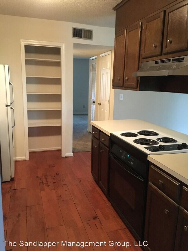 Building Photo - 3 br, 1.5 bath House - 5 Hunters Court