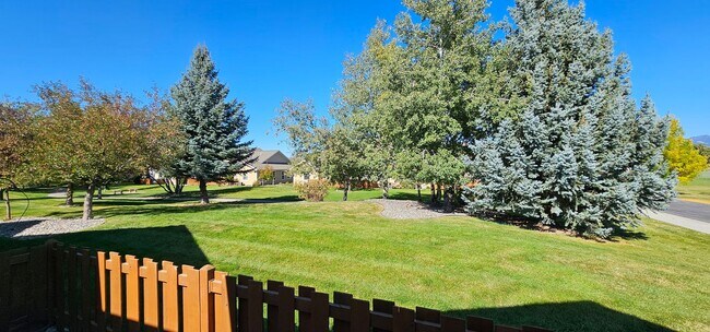 Foto del edificio - Beautiful 3 Bed 2 Bath One-Level Home Available in Quiet Neighborhood