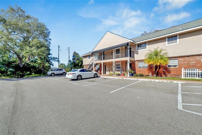 Building Photo - 200 Country Club Dr