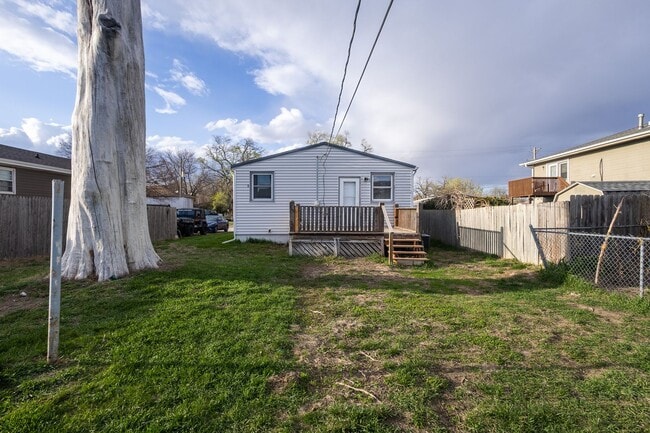 Building Photo - Renovated 1-Bedroom Home with Spacious Backyard & Washer/Dryer
