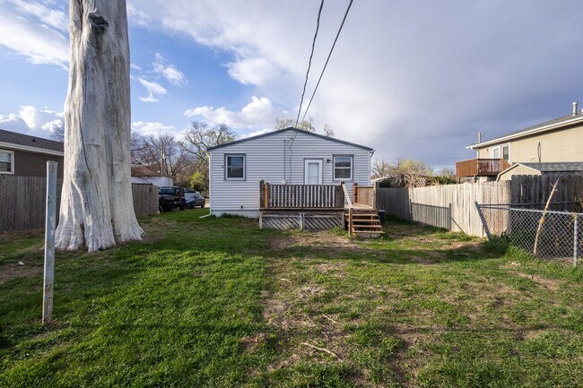 Foto del edificio - Renovated 1-Bedroom Home with Spacious Backyard & Washer/Dryer