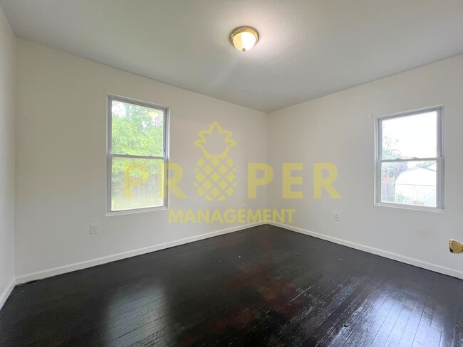 Foto del edificio - 2 bedrooms 1 bathroom house