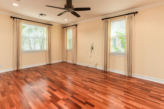 Foto del edificio - 310 Tuxedo Ln