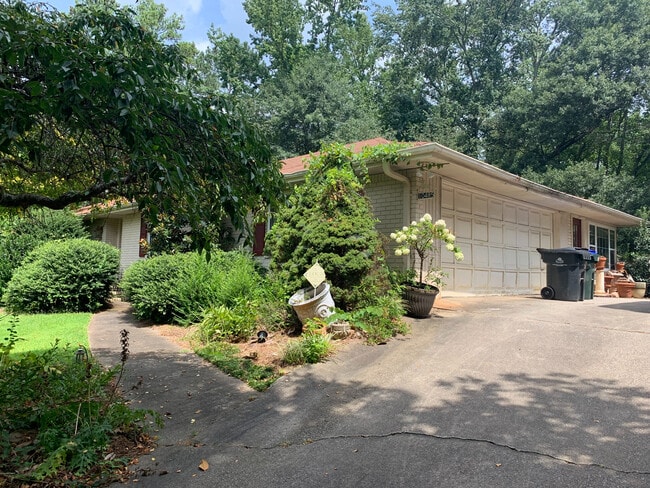 Building Photo - Room in House on Woodstock Rd