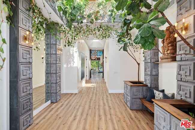 Foto del edificio - 5922 Oakdale Ave