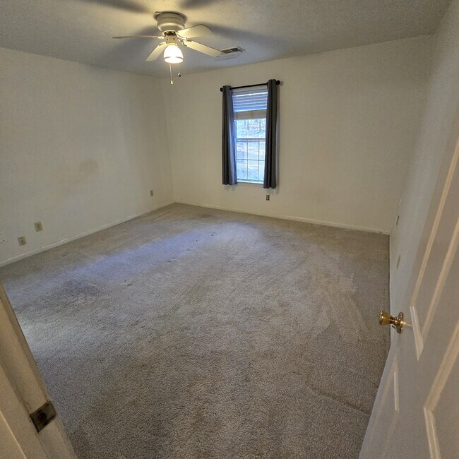 Foto del edificio - Private 3-Bdr 2 Full Bath Ranch with large fenced backyard and workshop.