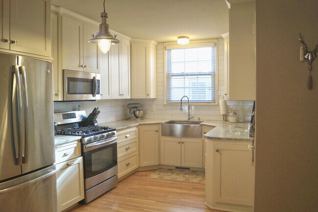 Building Photo - 2915 Sunset Blvd