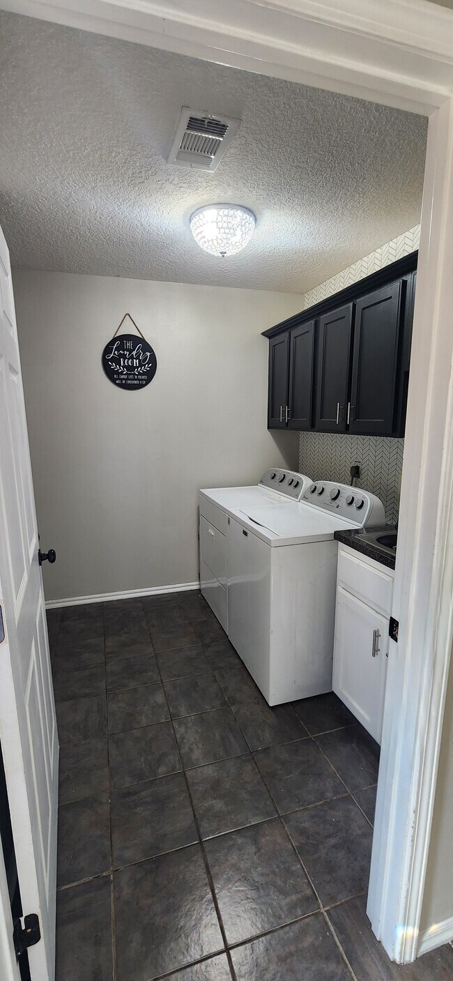 Building Photo - 310 Cedar Creek Dr