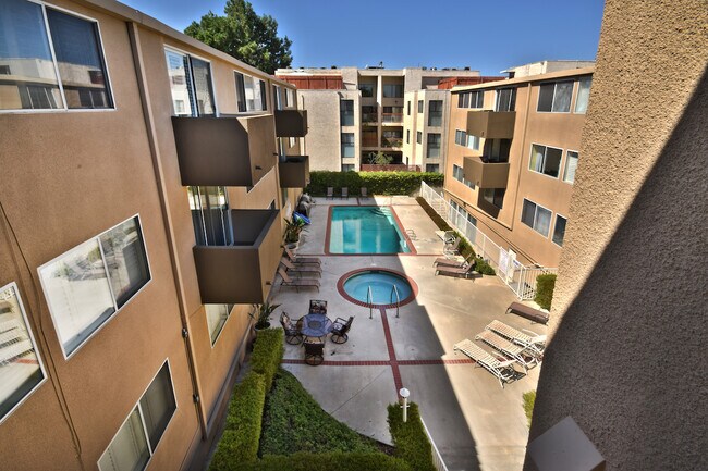 Foto del edificio - Luxurious 1+bdr, 1bath condo in prime Sher...