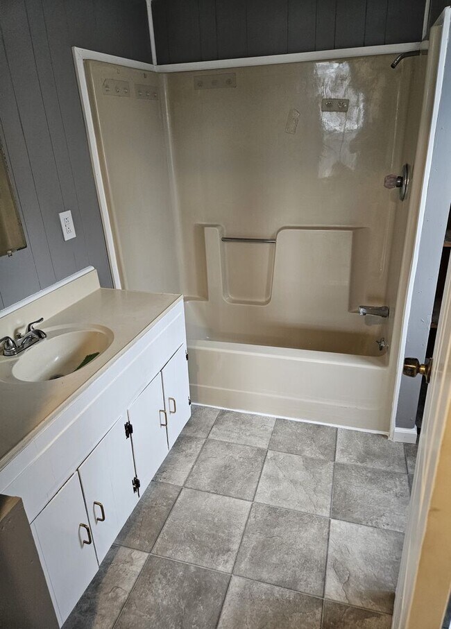 Foto del edificio - *Knoxville 37914 - Cozy 3 bedroom, 1.5 bath with bonus room & walk-out basement. Call Brad Croisd...