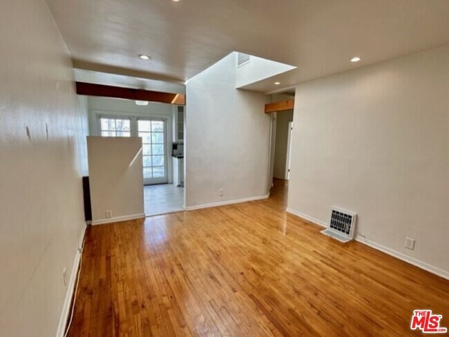 Foto del edificio - 1527 Centinela Ave