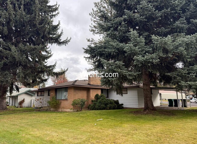 Foto del edificio - Now Available: Spacious 4-Bed, 2-Bath Home in Town & Country