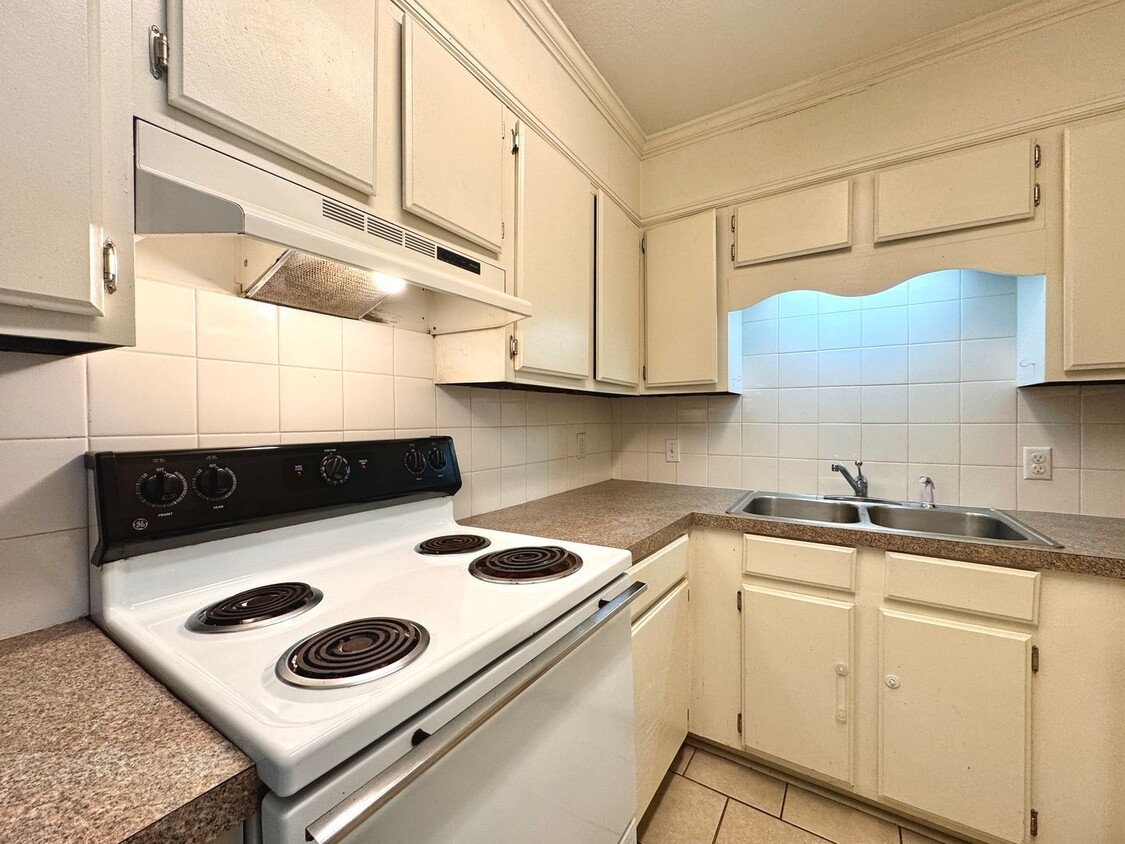 Foto principal - 2 Bedroom • 1.5 Bath • Townhouse Style Apa...