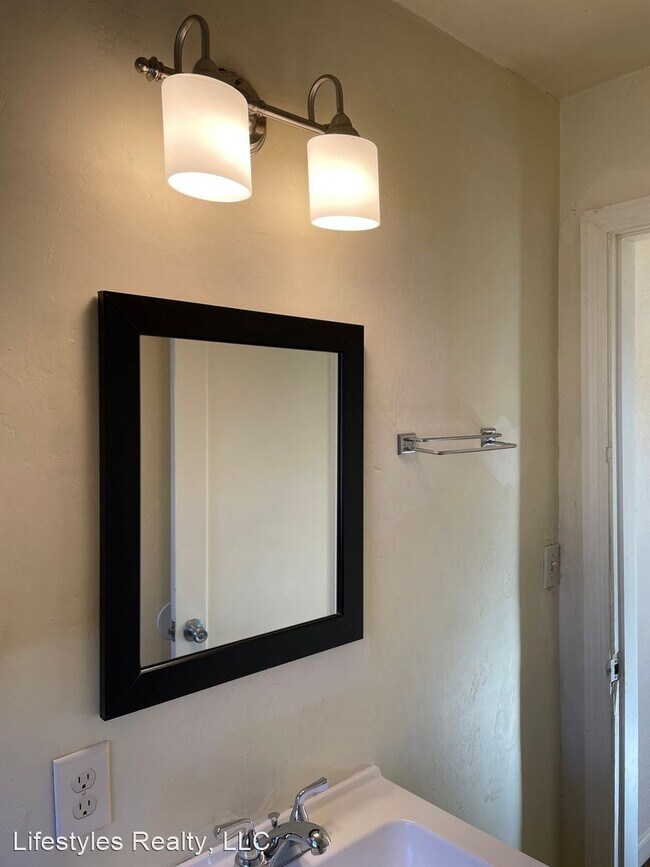 Foto del edificio - 2 br, 1 bath House - 135 NW Canal Blvd.