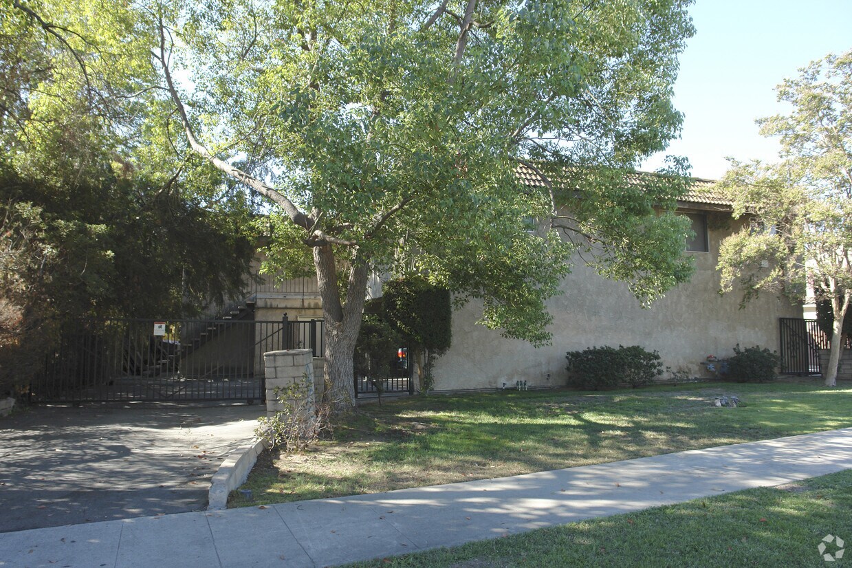 Foto del edificio - 120 W Live Oak St