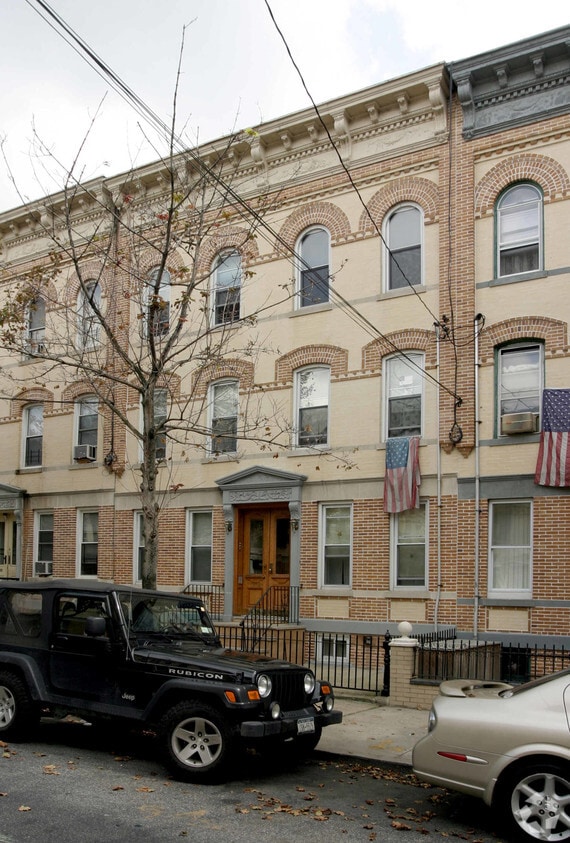Primary Photo - 1868 Putnam Ave