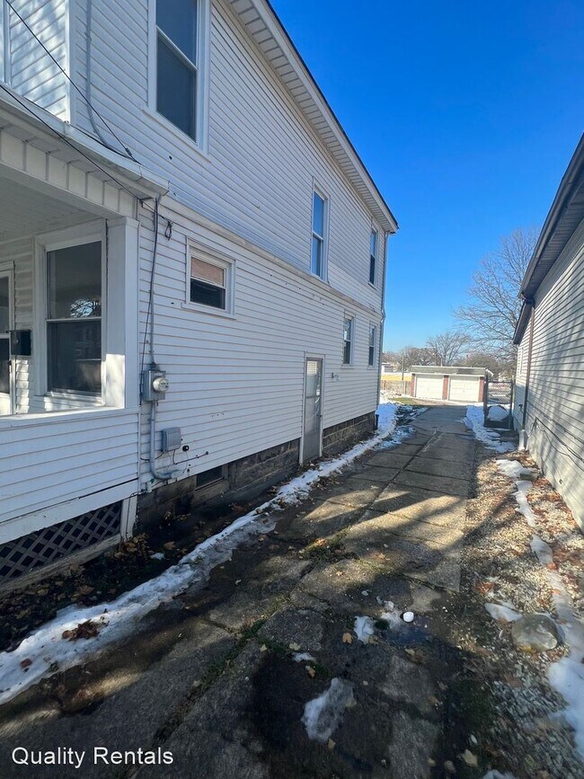 Building Photo - 4 br, 1 bath House - 432 E 4TH
