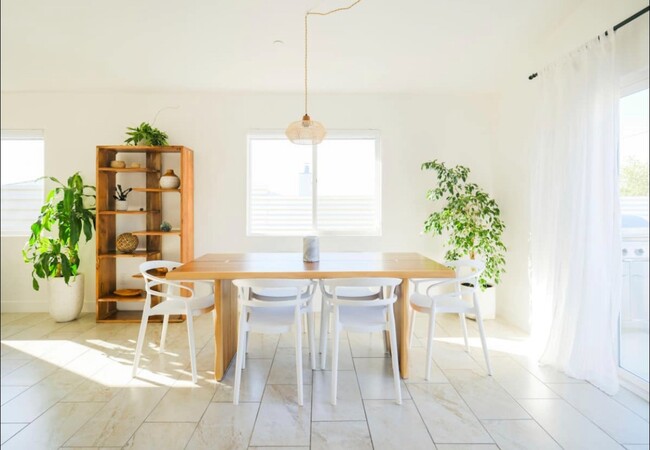 Building Photo - 13609 Avenida la Vis
