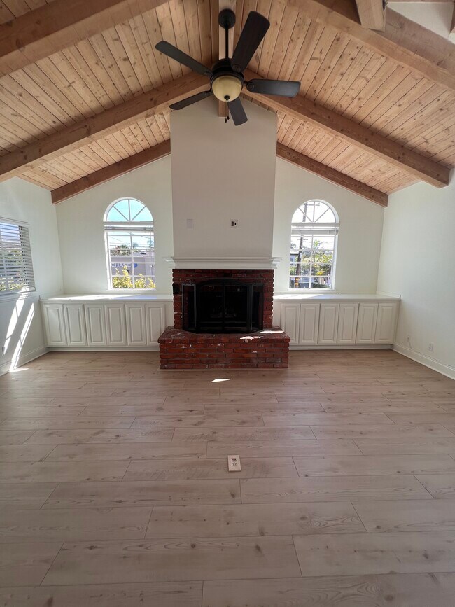main living room - 415 Narcissus Ave