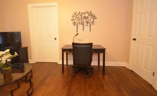 Building Photo - ME ME