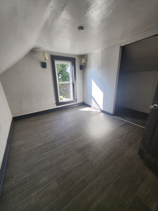 Building Photo - Upper 2 bedroom unit
