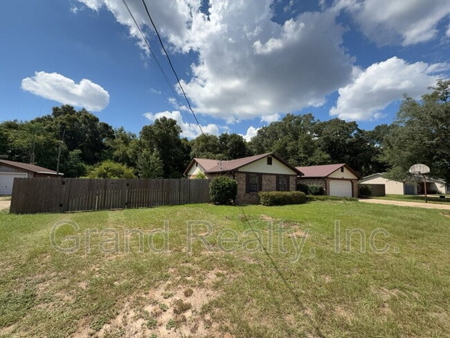 Building Photo - 5621 Lia Dr