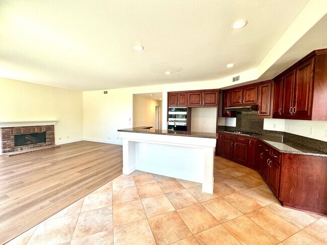 Foto del edificio - 5 Bedroom View Home in lovely Mission Viejo