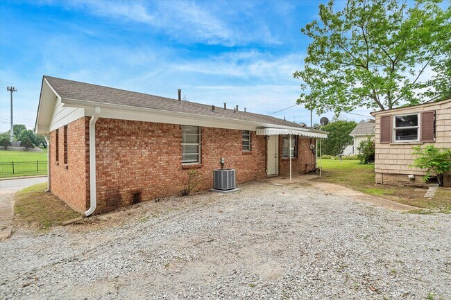 Building Photo - 3 Bedroom Home Across from JHS