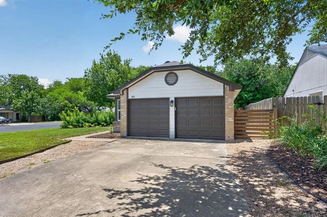 Building Photo - 801 Kavanagh Dr