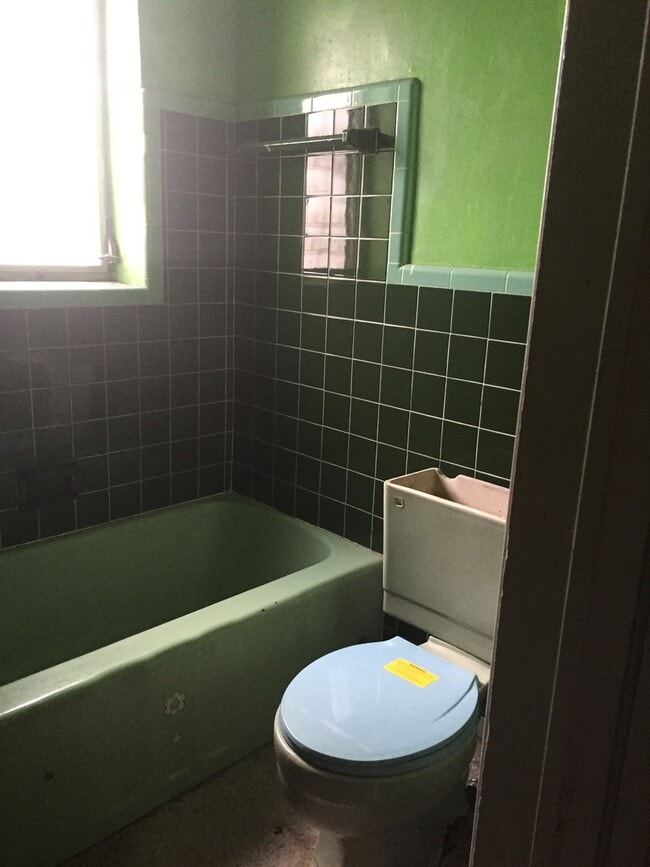 Foto del edificio - Large 3-2 with a carport