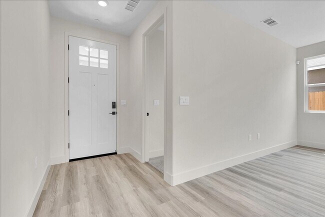Foto del edificio - 2339 N Julieann St