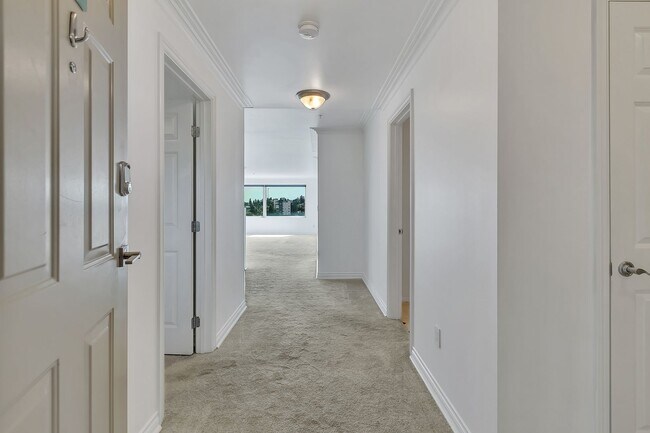 Building Photo - 2-Bedroom Condo in Tacoma with Sprawling V...