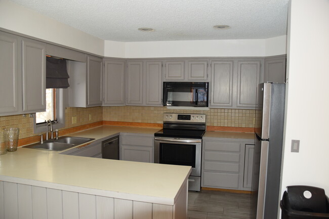 Building Photo - 290 Broken Lance Dr