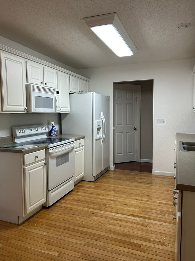 Building Photo - 1456 Kingsley Dr