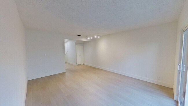 Foto del edificio - 437-443 W Valencia Dr