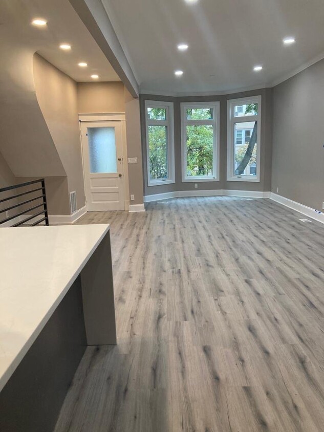 living/dining - 1323 W Barry Ave